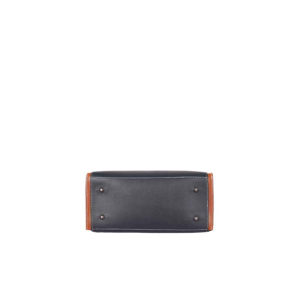 Black Vintage Handbag – Timeless Elegance and Functionality